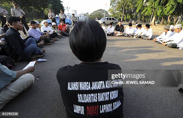 People take part in a sit-in demonstration in front of the presidential palace in Jakarta on May 30, 2008 to protest against Lapindo Brantas, an oil...