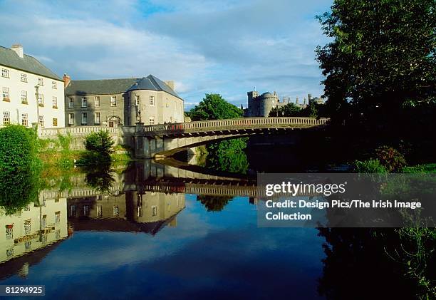 co kilkenny, kilkenny castle, and river nore, ireland - kilkenny ireland stock pictures, royalty-free photos & images