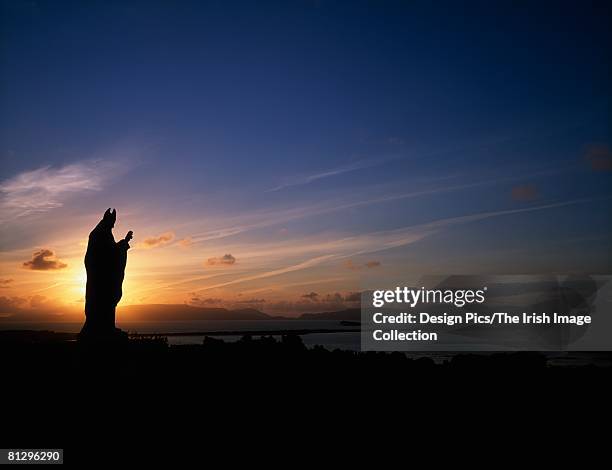 sculpture of st. patrick, and view of clew bay from croagh patrick, co mayo, ireland - clew bay fotografías e imágenes de stock