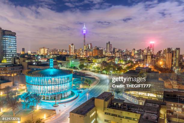 johannesburg abend stadtbild der ratssaal und hillbrow - johannesbourg stock-fotos und bilder