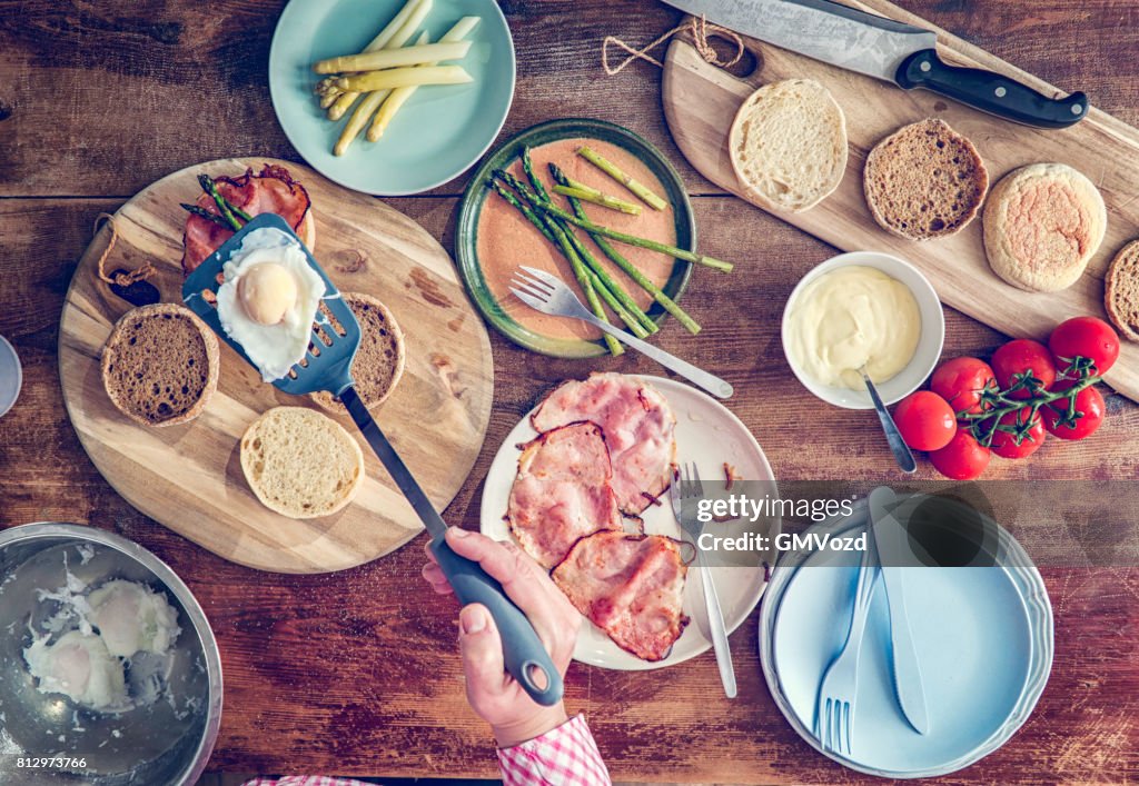 Préparation des œufs Bénédicte pour le petit déjeuner