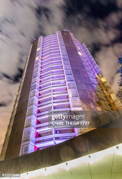 hotel torre iluminada em joanesburgo - 777 tower - fotografias e filmes do acervo