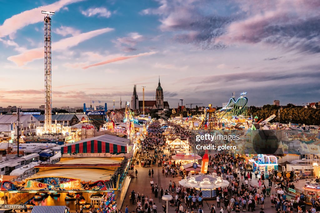 Luftbild auf Oktoberfest in München bei Sonnenuntergang Stunde