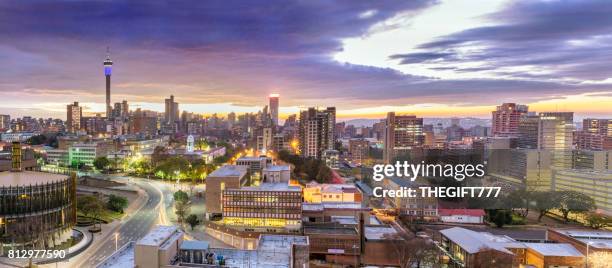 johannesburg sunrise paesaggio urbano con la camera del consiglio - johannesburg foto e immagini stock