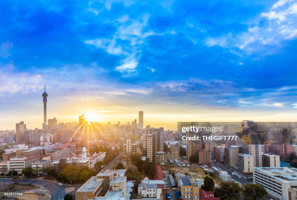 Johannesburg zonsopgang sunflare stadsgezicht