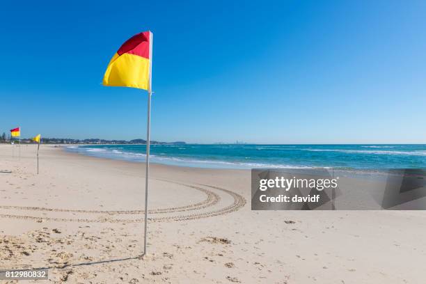 surf levensreddende vlag op de gold coast-australië - surf life saving stockfoto's en -beelden