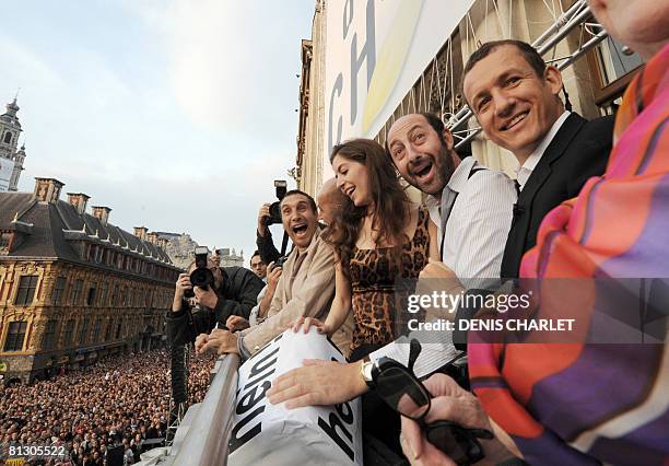 Acteur et r?alisateur Dany Boon et le com?dien Kad Merad saluent la foule depuis le balcon du quotidien "La Voix du Nord", le 30 mai 2008 ? Lille,...