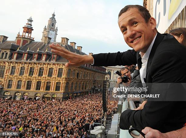 Acteur et r?alisateur Dany Boon salue la foule depuis le balcon du quotidien "La Voix du Nord", le 30 mai 2008 ? Lille, lors d'un rassemblement...