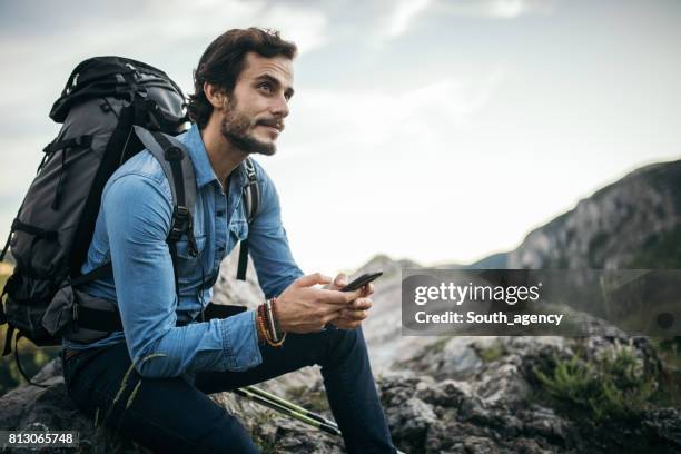 rusten en genieten van de aanblik - mobile phone and adventure stockfoto's en -beelden