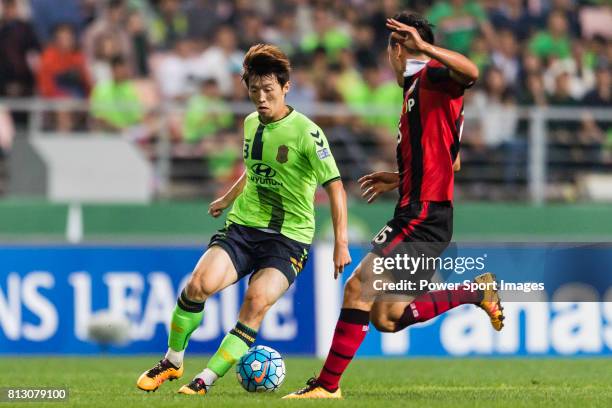 Jeonbuk Hyundai Motors FC midfielder Kim Bo Kyung fights for the ball with FC Seoul midfielder Kim Won Sik during the AFC Champions League 2016 Semi...
