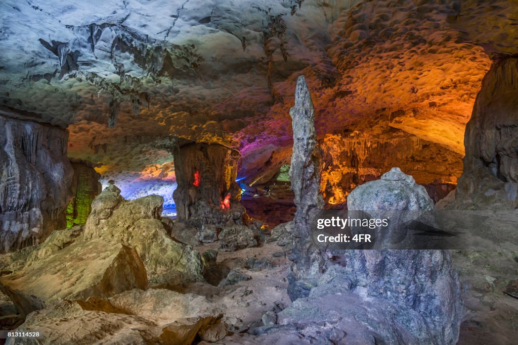Cantada Sôt cueva, gruta de la sorpresa, Bo Hòn isla, Bahía de Halong, Vietnam