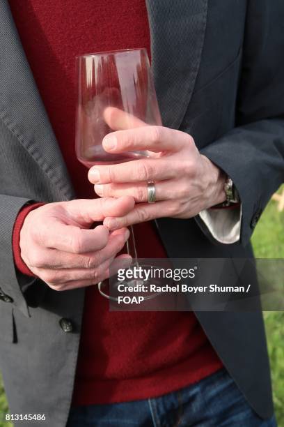 hands holding a glass of wine - wine glass finger food stock-fotos und bilder