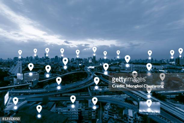 blue tone city scape and network connection concept , map pin business district - location pin icon stockfoto's en -beelden