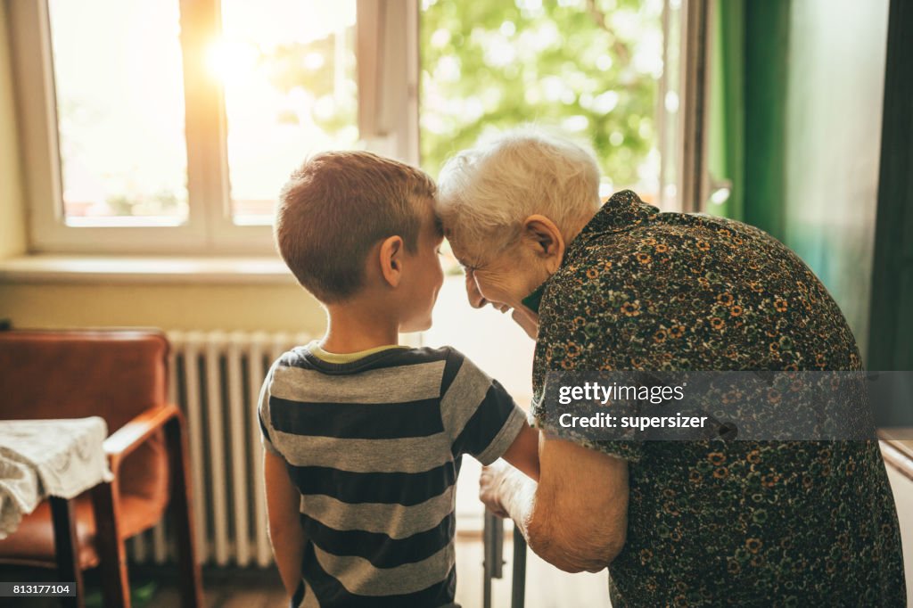 Kleinzoon zijn oma in de kwekerij te bezoeken