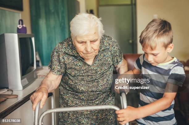 nieto a su abuela en vivero - visiting grandma in hospital fotografías e imágenes de stock