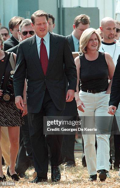 Vice President Al Gore and wife Tipper lead thousands of cancer survivors, patients and their loved ones on the National Mall September 26, 1998 for...