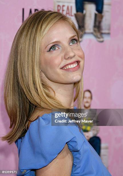 Actress Kelli Garner arrives at the Lars and The Real Girl Los Angeles Premiere at the Academy Theatre on October 2, 2007 in Beverly Hills,...