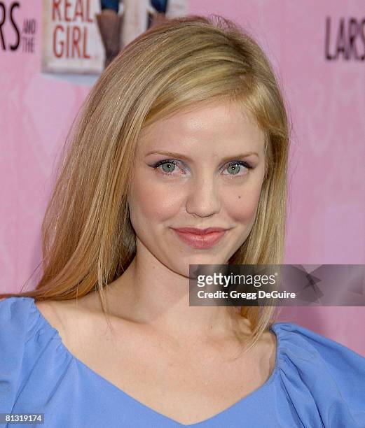 Actress Kelli Garner arrives at the ""Lars And The Real Girl" premiere at the Academy Theatre on October 2, 2007 in Beverly Hills, California.