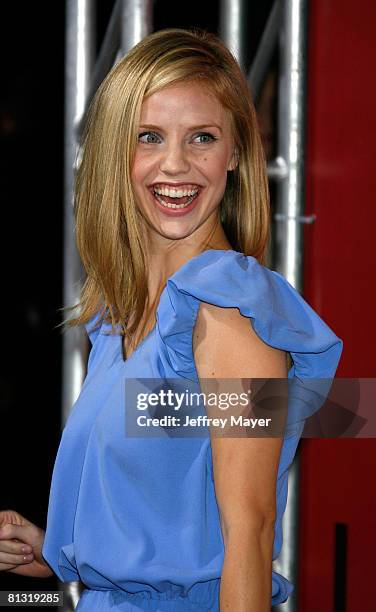 Actress Kelli Garner arrives at the Lars and The Real Girl Los Angeles Premiere at the Academy Theatre on October 2, 2007 in Beverly Hills,...