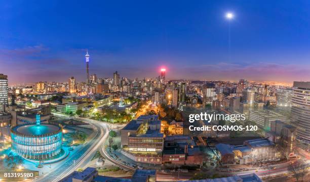 johannesburg raad kamer en hillbrow stadsgezicht - johannesburg stockfoto's en -beelden