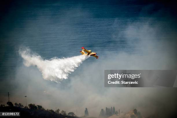 firefighter airplane putting out a fire - forest fire plane stock pictures, royalty-free photos & images