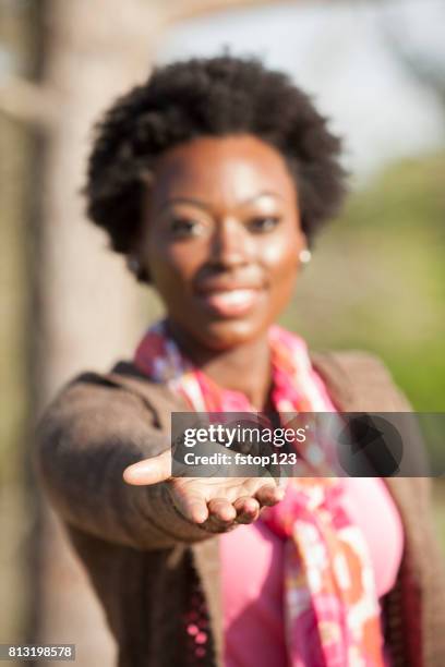 frau streckt hand, um natur zu umarmen. - heranlocken stock-fotos und bilder