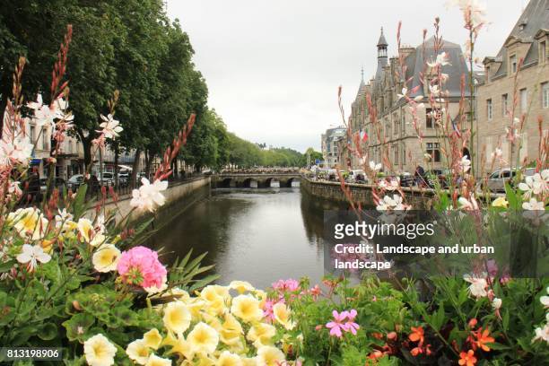 flowered bridge on the odet a small river crossing quimper in brittany - quimper stockfoto's en -beelden
