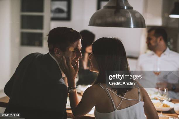 een mooi paar op vriend plaats met diner - vier personen stockfoto's en -beelden