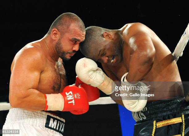 Osborne Machimane and Miyan Solomons fight during a heavyweight match held at Emperors Palace in Kempton Park, May 31, 2008 in Johannesburg, South...