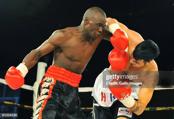 Jared Lovett and Micus Diseko fight during their light heavyweight match held at Emperors Palace in Kempton Park, May 31, 2008 in Johannesburg, South...