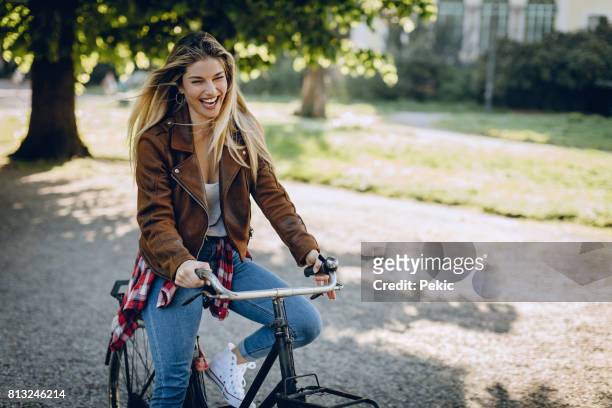 modieuze vrouw met vintage fiets - amusement park ride stockfoto's en -beelden
