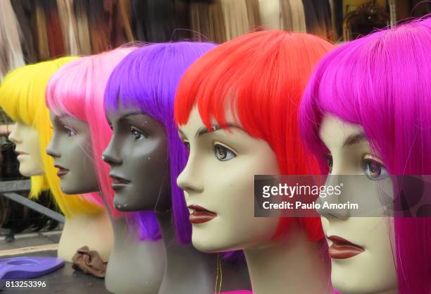multi coloured wig at street market in amsterdam - peruca imagens e fotografias de stock