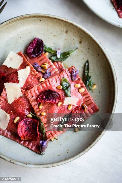 beet ravioli - ravioli stock-fotos und bilder