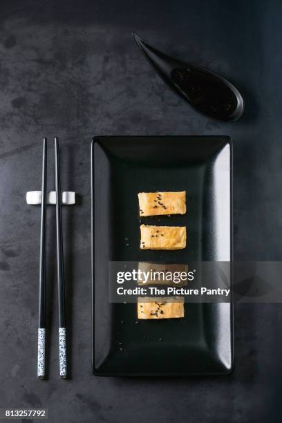 japanese rolled omelette tamagoyaki - dashimaki tamago fotografías e imágenes de stock