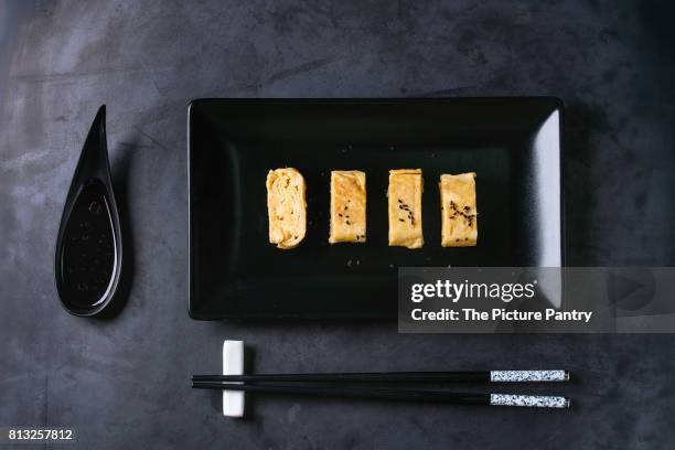 japanese rolled omelette tamagoyaki - dashimaki tamago fotografías e imágenes de stock