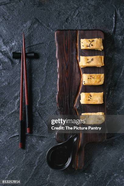 japanese rolled omelette tamagoyaki - dashimaki tamago fotografías e imágenes de stock
