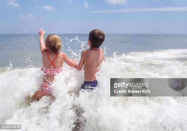 irmão e irmã em surf - bethany beach - fotografias e filmes do acervo