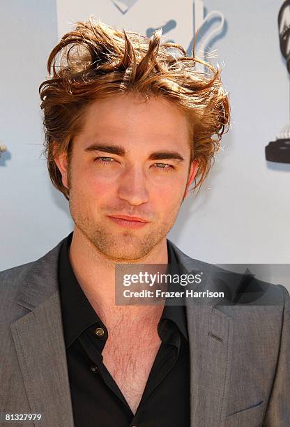 Actor Robert Pattinson arrives at the 17th annual MTV Movie Awards held at the Gibson Amphitheatre on June 1, 2008 in Universal City, California.