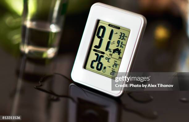 electronic hygrometer - luchtvochtigheid stockfoto's en -beelden