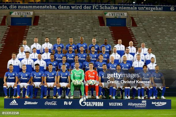 The upper row with physiotherapist Dennis Schmitz, physiotherapist Holger Remmers, physiotherapist Tim Hielscher, Leon Goretzka, Franco Di Santo,...