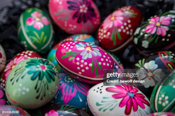 handcolored easter eggs in a basket - happy easter in russian stock-fotos und bilder