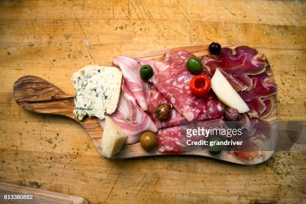 plateau avec jambon, salami et jambon et fromage - charcuteria photos et images de collection