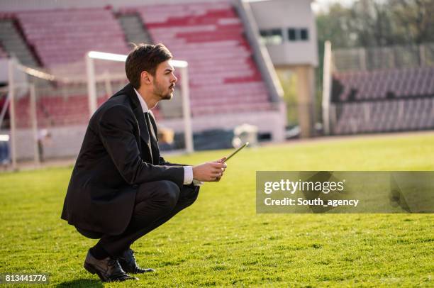 entraîneur de football sur le terrain de soccer - business pitch photos et images de collection