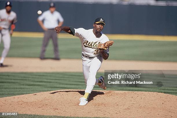 Baseball: AL playoffs, Oakland Athletics Dave Stewart in action, pitching vs Boston Red Sox, Oakland, CA