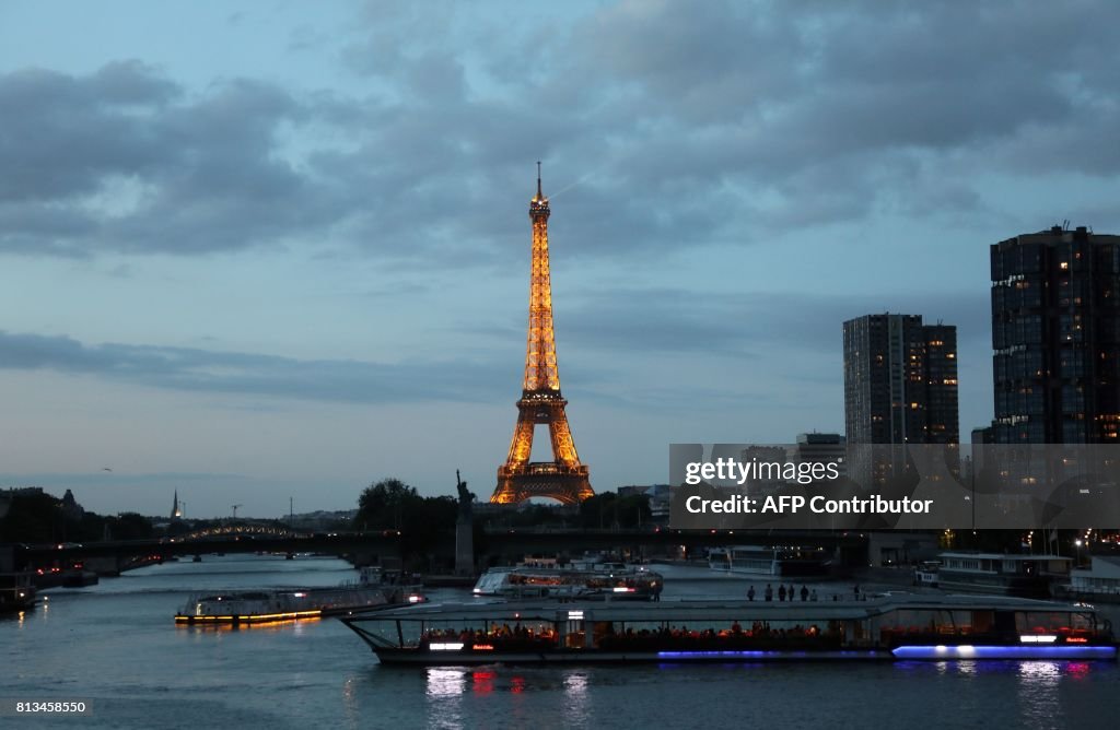 FRANCE-TOURISM-PARIS-EIFFEL-TOWER-FEATURE