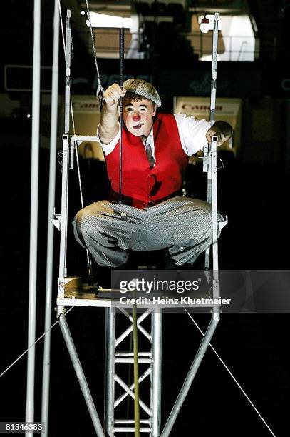 Golf: Circus clown David Larible during routine, putting on high wire, Philadelphia, PA 4/21/2004