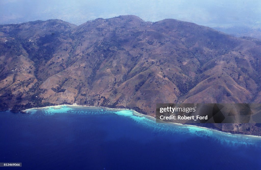 Península suroeste y la zona costera de Haití entre Mirogoane y Jeremie con costas rocosas y arrecifes de coral como se ve en la vista aérea de gran altitud