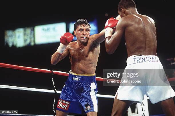 Boxing: WBC/IBF Welterweight Title, Oscar De La Hoya in action, throwing punch vs Felix Trinidad at Mandalay Bay Resort, Las Vegas, NV 9/18/1999