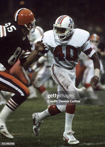 Hall of Fame defensive back Mike Haynes of the New England Patriots covers Browns receiver Dave Logan in a 7 to 10 loss to the Cleveland Browns on...