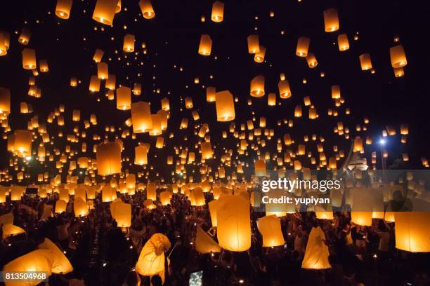 vliegende lantaarn van de hemel tijdens de loy krathong in thailand - lampion stockfoto's en -beelden